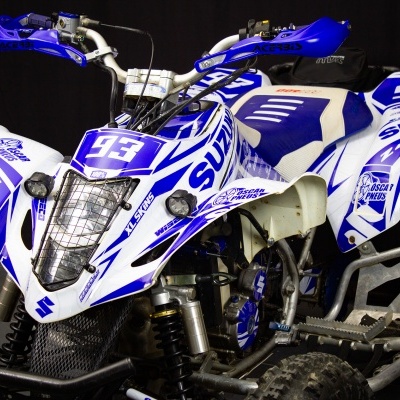 Quadriciclo Suzuki azul e branco com números 93 e proteções azuis