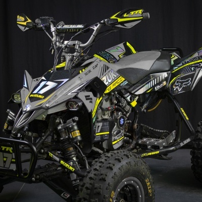 Quad Suzuki cinzento e amarelo com número 17 e pneus grandes