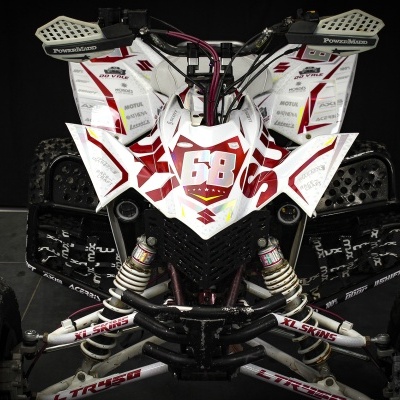 Quad branco e vermelho com número 68 em fundo preto