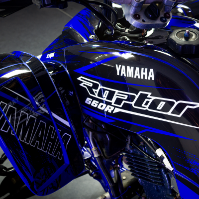 Quad Yamaha Raptor 660R preto e azul com detalhes em branco