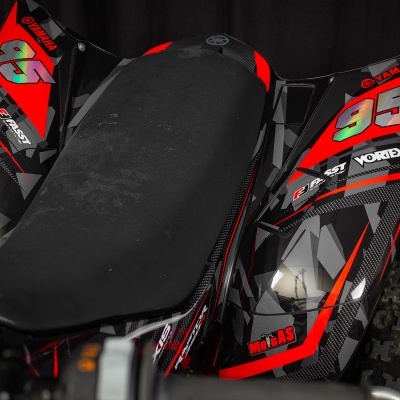 Carro de corrida vermelho e preto com número 95 e textos Yamaha, Vortex, Muras