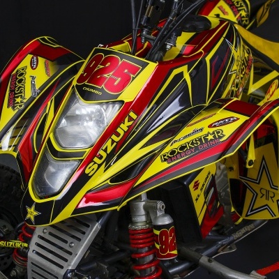 Quad Suzuki amarelo com detalhes em vermelho e preto, texto e números visíveis