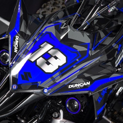 Quad azul e preto com número 13 e detalhes DUNCAN Racing