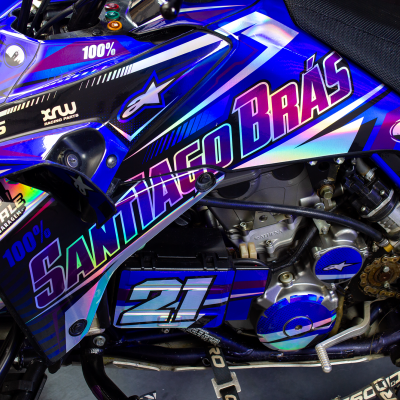 Moto de motocross azul com nome SANTIAGO BRÁS e número 21