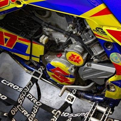 Detalhe de mota de competição com cores azul, amarelo e vermelho e número 17