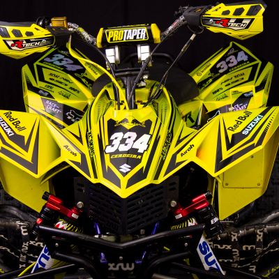 Quadriciclo amarelo com número 334 e marca ProTaper