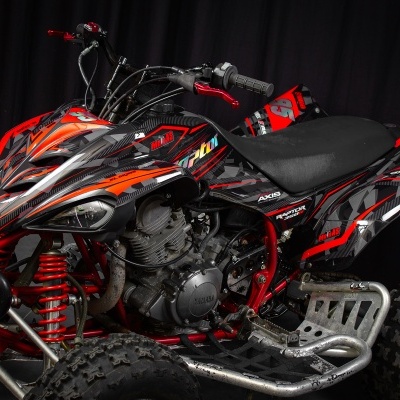 Quadriciclo vermelho e preto com detalhes em branco e cinza