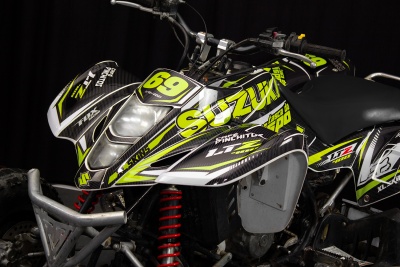 Quad Suzuki LT-Z 400 preto, verde e branco com detalhes de fibra de carbono e suspensão vermelha