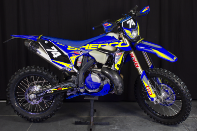 Motocross Sherco azul com número 74 em fundo preto