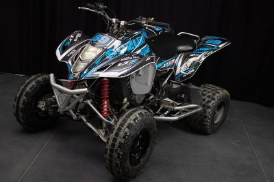 Quad todo-o-terreno 350 X-POWER preto, azul e branco com suspensão vermelha e pneus grossos