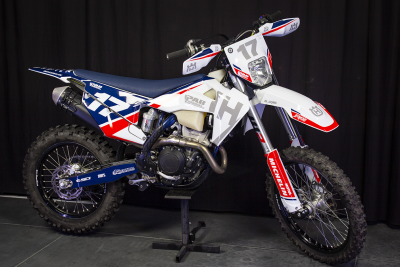 Motocross branca com detalhes em azul e vermelho, número 17, pneus Michelin, em base metálica