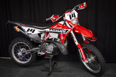 Motocross vermelho e preto marca GASGAS com número 14 e nome SIMÃO RIBEIRO