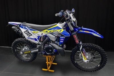 Motocross azul e branco com número 08 e detalhes amarelos em fundo preto