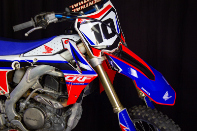 Motocross Honda CRF 250R com carenagem colorida e número 10 na dianteira