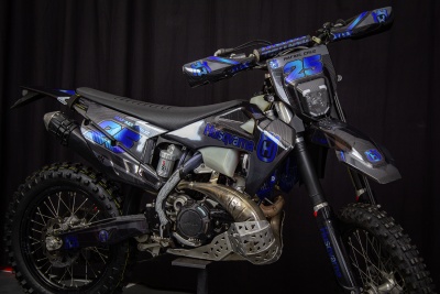 Motociclo todo-o-terreno Husqvarna azul e preto