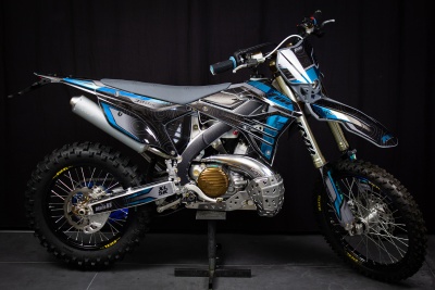 moto de enduro preta e azul com pneus grossos