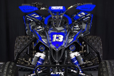 Quad Suzuki LTR 450 azul e preto com número 13 e guarda-mãos Acerbis azuis