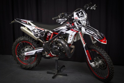 Motocross preto branco e vermelho com números 13 e 300