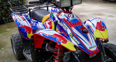 Quadriciclo Polaris colorido com número 21 e adesivos XL SKINS