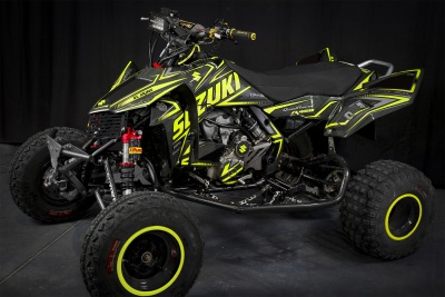 Quad Suzuki preto com detalhes amarelo-neon e suspensão vermelha
