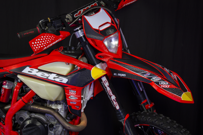 Motocross vermelho com detalhes em preto e amarelo, com adesivos Beta e LIQUI MOLY