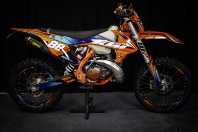 Motocross KTM laranja com número 88 e pneus off-road