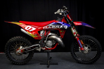 Motocross GasGas vermelha e azul com número 07