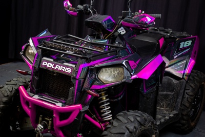 Quadriciclo Polaris rosa e preto em fundo preto