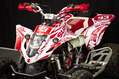 Quad Suzuki vermelho e branco com números 93 e 43 e proteções metálicas