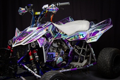Quadro Suzuki LTR 450 branco e violeta, banco branco e pneus pretos