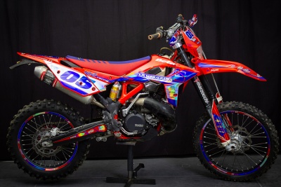 Motocross vermelha, azul e branco com número 05 e detalhes coloridos em fundo preto