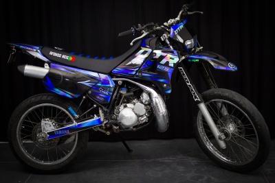 Motociclo Yamaha DT-R azul e preta com rodas de raios.