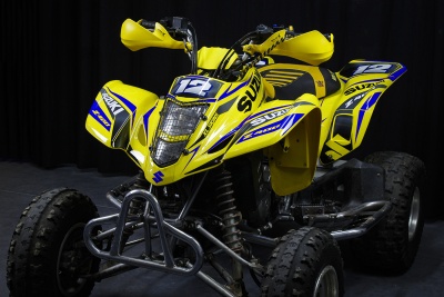 Quadriciclo amarelo com detalhes em azul e preto e número 12