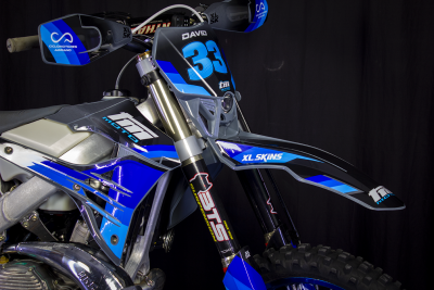 Motocross azul e preto com números 33 e vários logótipos