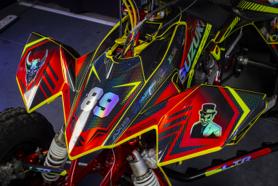 Quadro todo-o-terreno colorido com adesivos gráficos e números