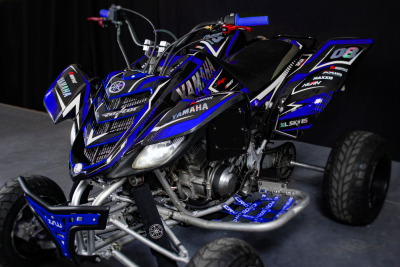 Quad Yamaha azul e preto com número 06