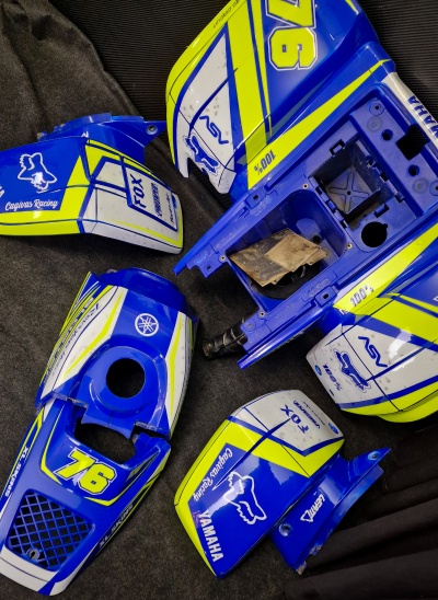 Carenagens azuis e amarelas para mota Yamaha com número 76 e logótipos