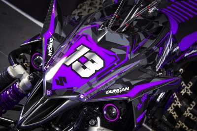 Quad desportivo preto e roxo com número 13 e texto DUNCAN Racing