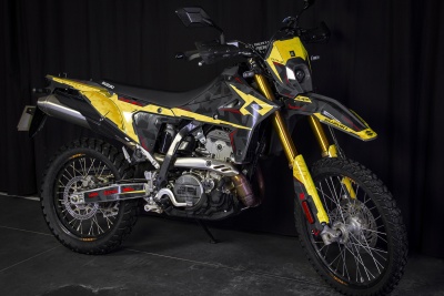 Motociclo off-road amarelo e preto com detalhe branco e vermelho