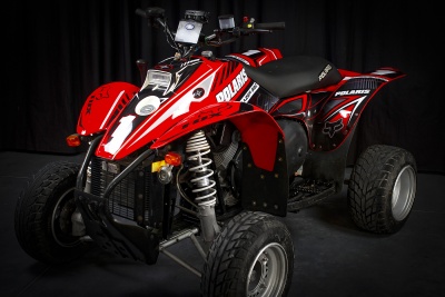 Quad Polaris Lazer 330 vermelho, preto e branco em fundo escuro
