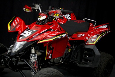 Quad bike vermelho com detalhes pretos e amarelos, com números 39 e textos LT-R, RINSON, T9