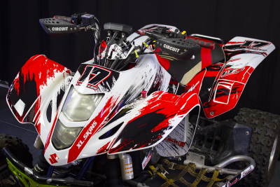 Quadriciclo off-road vermelho, branco e preto com número 17 e texto Circuit, XL Skins, Marecedo