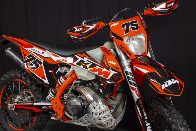 Motocross KTM 300 EXC laranja, preto e branco, número 75, em fundo preto