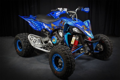 Quad ATV azul com detalhes em preto e vermelho