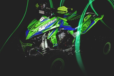 Veículo todo-o-terreno Kawasaki verde e azul com luzes verdes