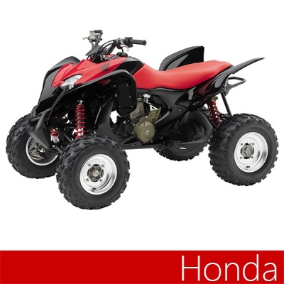 quad Honda vermelho e preto com pneus grandes em fundo branco com faixa vermelha