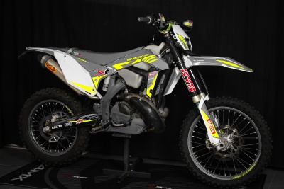 Motocross Sherco cinza e amarelo com pneus off-road e texto em adesivos.