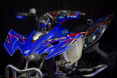 Quad azul com detalhes vermelhos e pretos com texto Honda e HRC