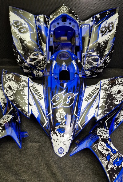 Peças de plástico azul e branco com desenhos gráficos Yamaha para moto ou ATV