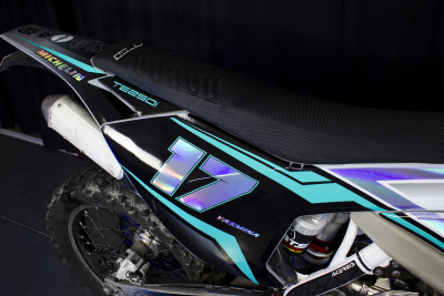 Parte traseira preta de mota de motocross com número 17, detalhes azuis e assento preto